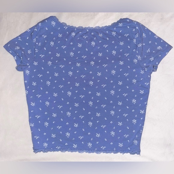 𝐇𝐨𝐥𝐥𝐢𝐬𝐭𝐞𝐫 𝐋𝐚𝐫𝐠𝐞 𝐋𝐢𝐠𝐡𝐭 𝐁𝐥𝐮𝐞 𝐚𝐧𝐝 𝐖𝐡𝐢𝐭𝐞 𝐅𝐥𝐨𝐫𝐚𝐥 𝐁𝐚𝐛𝐲𝐝𝐨𝐥𝐥 𝐓𝐞𝐞 - 𝐍𝐞𝐯𝐞𝐫 𝐖𝐨𝐫𝐧 - Picture 2 of 2